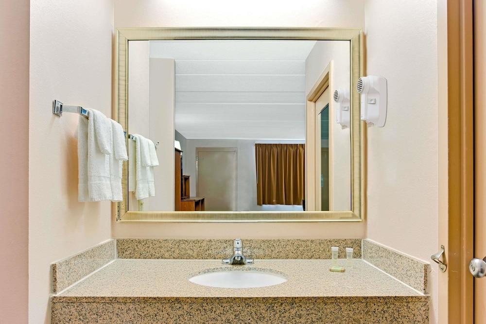 Super 8 By Wyndham Laurel Hotel Kültér fotó